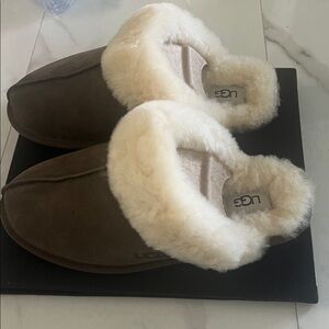 UGG NIB…Brown Sheepskin Slippers